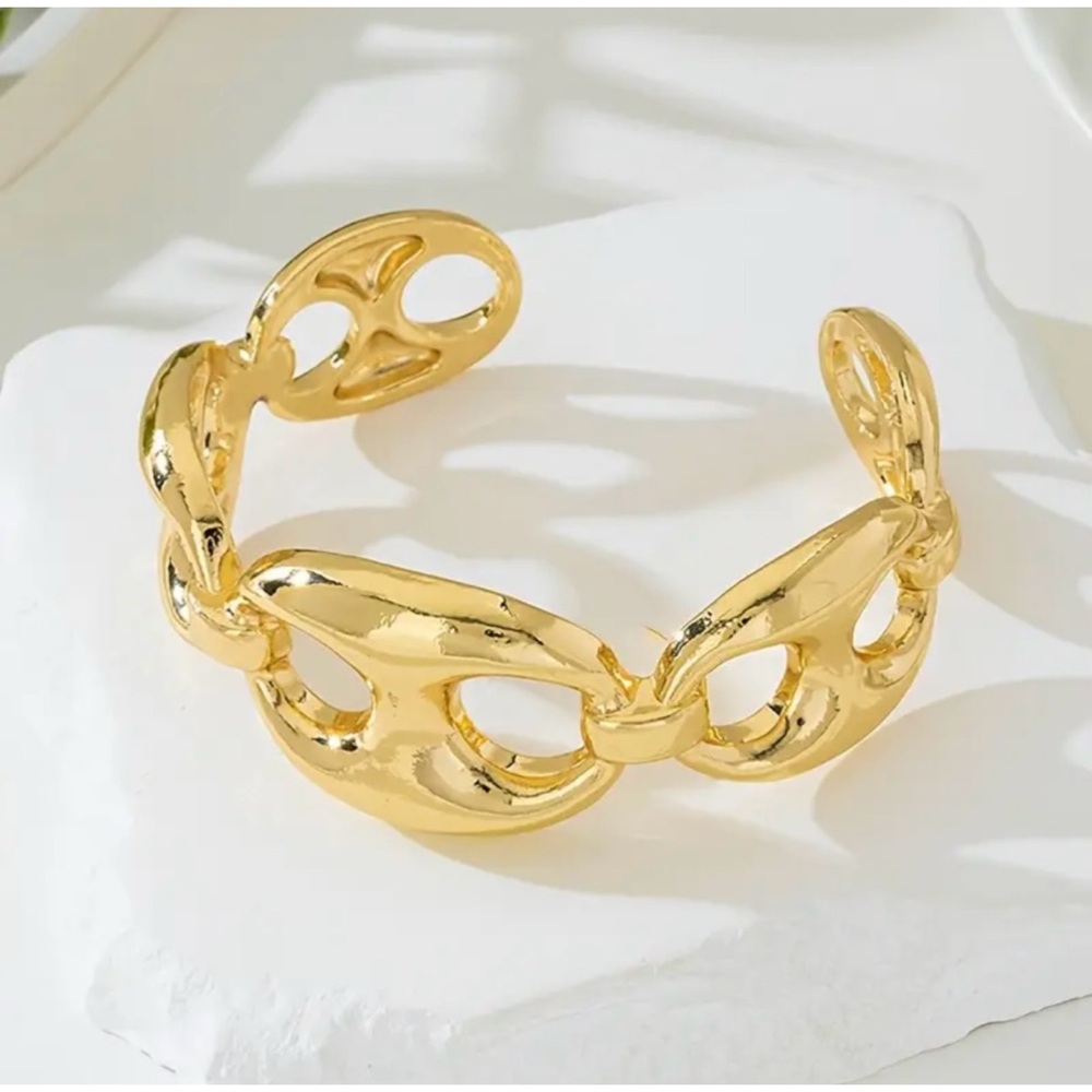 NEW! Lux Gold Tone Large Circle Style Beautiful Cuff Bracelet!